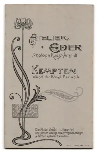 Fotografie Atelier Eder, Kempten, Kleinkind im Kleid mit Rüschenhaube auf einem Sessel