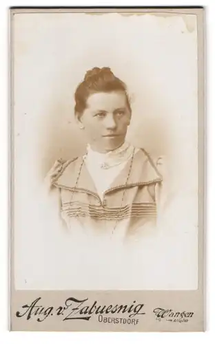 Fotografie Aug. v. Zabuesnig, Oberstdorf i. Allg., Weststr., Portrait einer Frau mit Anker-Brosche