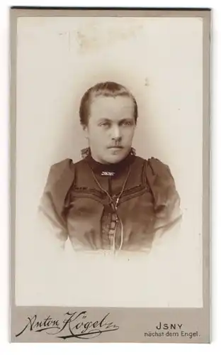 Fotografie Anton Kögel, Isny, nächst dem Engel, Portrait einer jungen Frau m. ernstem Blick