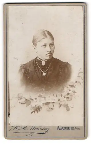 Fotografie Hermes Al. Wenning, Wasserburg a. Inn, Tränkgasse 1, Portrait einer jungen Frau zur Erinnerung