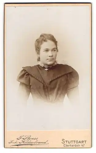 Fotografie J. Stoess, Stuttgart, Eberhardstr. 47, Portrait einer jungen Frau