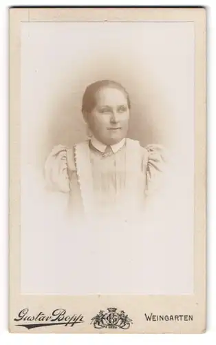 Fotografie Gustav Bopp, Weingarten /Württ., Dralle junge Frau mit Puff-Ärmel