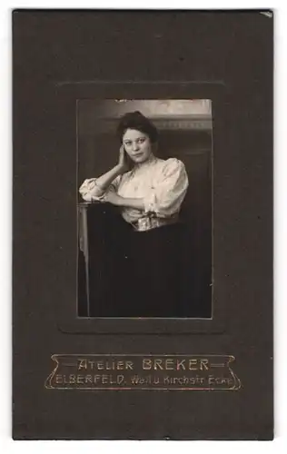 Fotografie Atelier Breker, Elberfeld, Wall u. Kirchstr. Ecke, Portrait einer jungen Frau mit Bluse