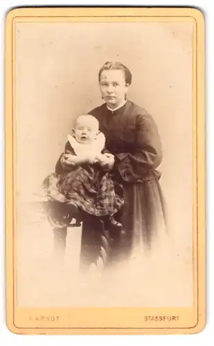 Fotografie A. Arndt, Stassfurt, Junge Frau mit Neugeborenem