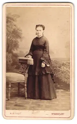 Fotografie A. Arndt, Stassfurt, Junge Frau im schwarzen Kleid