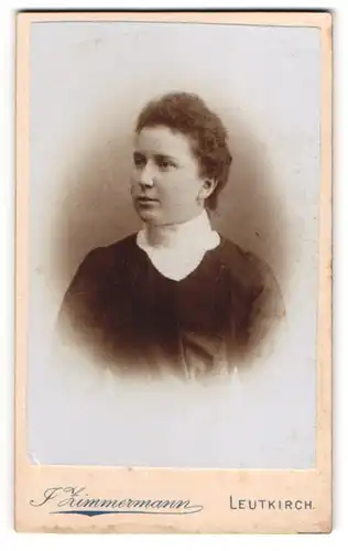 Fotografie J. Zimmermann, Leutkirch, Gr. Str. 411, Junge Frau mit lockigem Haar