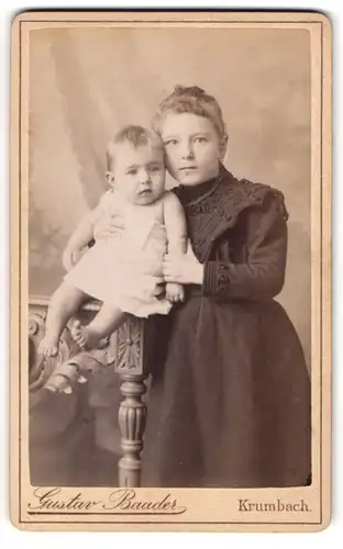 Fotografie Gustav Baader, Krumbach b. Augsburg, Junge Frau mit ihrem Kind