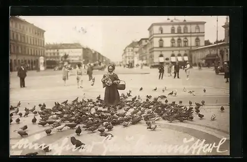 AK München, Taubenmutterl 80 Jahre alt füttert die Tauben