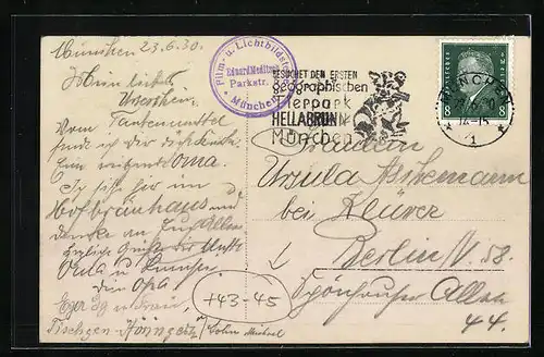 AK München, Taubenmutterl 80 Jahre alt füttert die Tauben