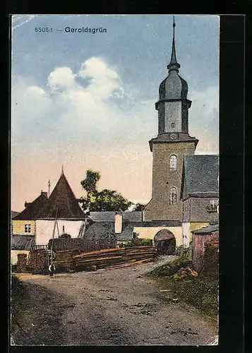 AK Geroldsgrün, Ortspartie mit Kirche und Holzlager