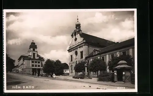 AK Nem. Brod, Strassenpartie bei der Kirche