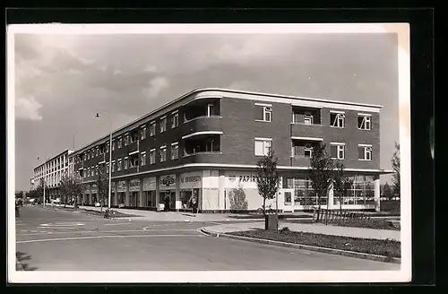 AK Otrokowitz-Batov, Blick auf ein Wohnhaus mit Geschäften