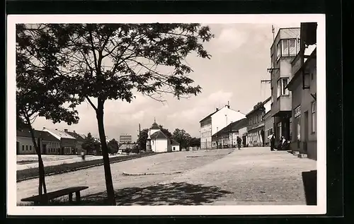 AK Otrokovice-Batov, Strassenpartie mit Denkmal