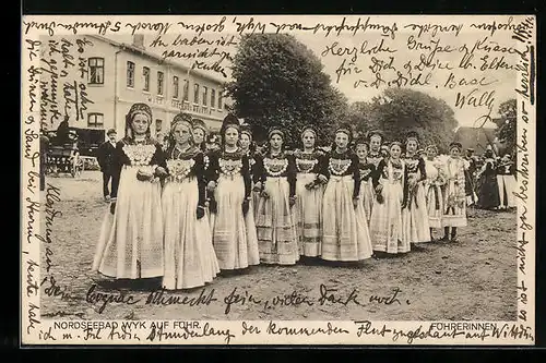 AK Wyk /Föhr, Strassenaufzug junger Frauen in Tracht