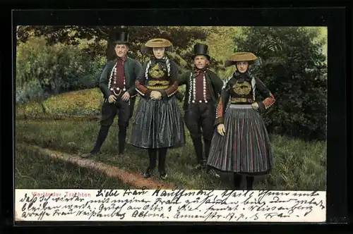AK Zwei Paare in Vierländer Trachten