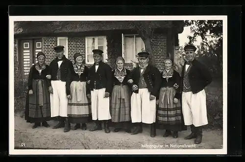 AK Mönchguter in Nationaltracht vor dem Haus