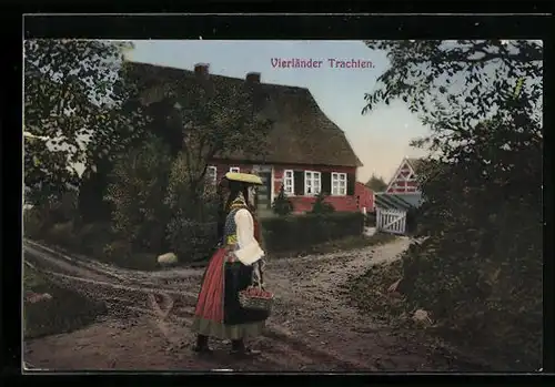 AK Vierländer Trachtenträgerin vor einem Haus
