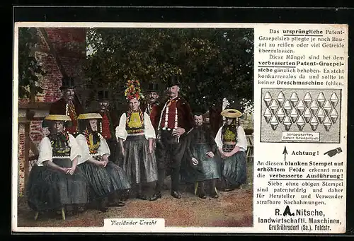 AK Gruppe in Vierländer Tracht vor einem Haus