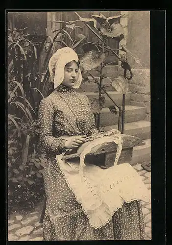 AK Dentellière flamande, Junge Frau beim Klöppeln