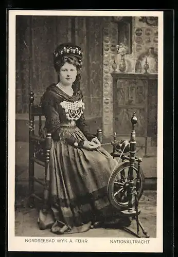 AK Wyk a Föhr, Junge Frau am Spinnrad in Nationaltracht