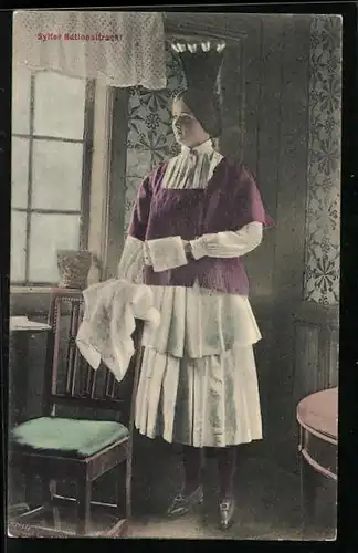 AK Junge Frau in Sylter Nationaltracht in einer Stube