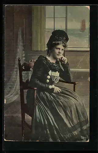 AK Junge Frau in festlicher Friesischer Tracht