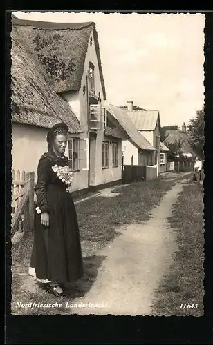 AK Junge Frau in Nordfriesischer Landestracht vor dem Grundstück