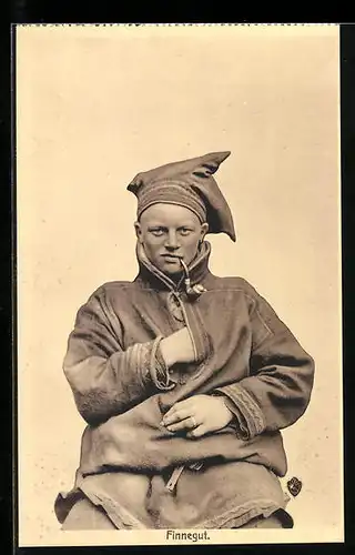 AK Finnegut, Junger Mann mit Pfeife in traditioneller Kleidung