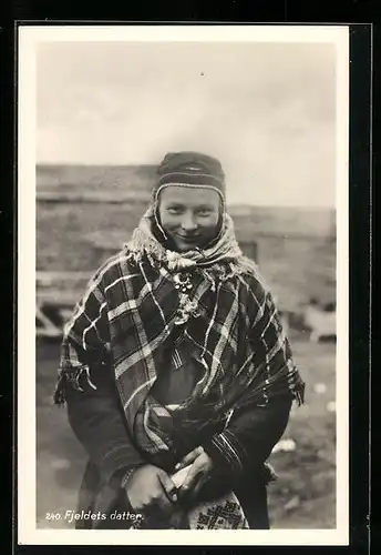 AK Fjeldets datter, Junge Frau in traditioneller Kleidung mit Stola