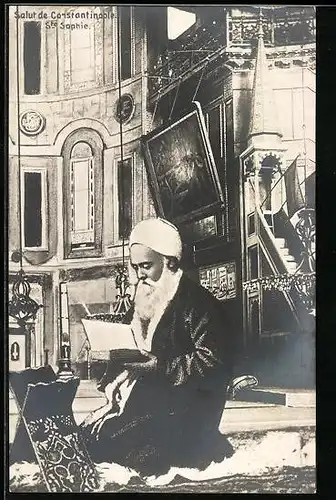 AK Constantinople, Lesender türkischer Herr in der Ste. Sophie auf dem Boden sitzend