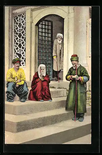 AK Constantinople, Mendiants devant la Mosquée Suleimanié, türkische Männer und Frau vor der Moschee