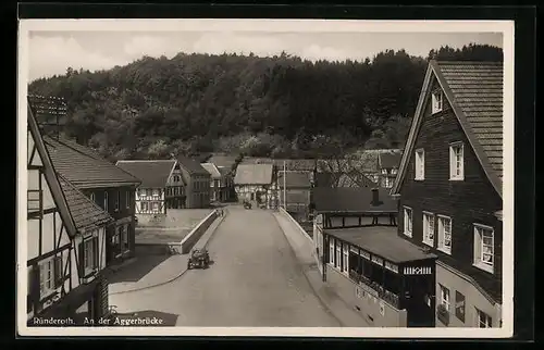 AK Ründeroth, An der Aggerbrücke, Strassenpartie aus der Vogelschau