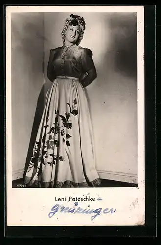 AK Schauspielerin Leni Patzschke im Blumenkleid