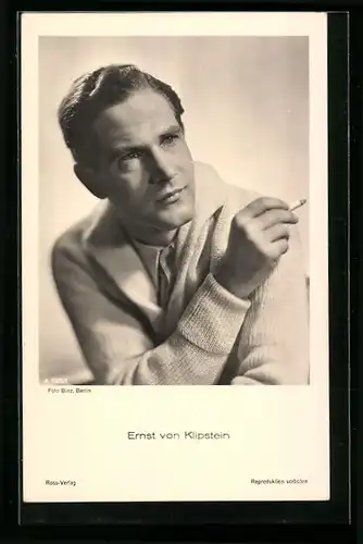 AK Schauspieler Ernst von Klipstein mit Zigarette im Wollpullover