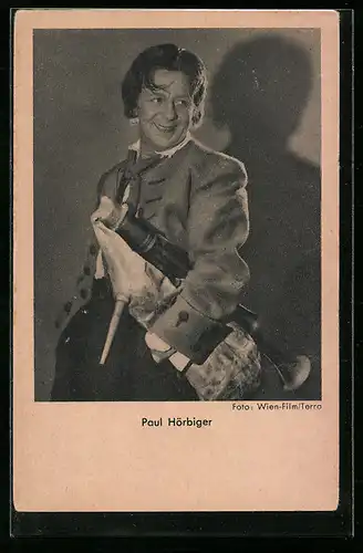 AK Schauspieler Paul Hörbiger in Tracht mit Musikinstrument in der Hand