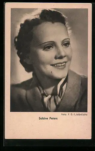 AK Schauspielerin Sabine Peters mit strahlendem Lächeln