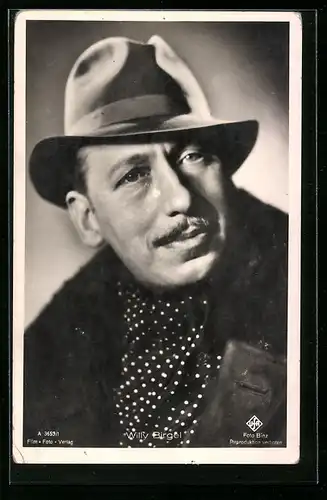 AK Schauspieler Willy Birgel im Mantel und Hut porträtiert
