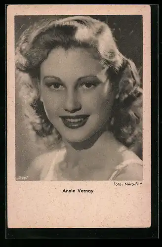 AK Schauspielerin Annie Vernay mit toller Frisur in die Kamera lächelnd