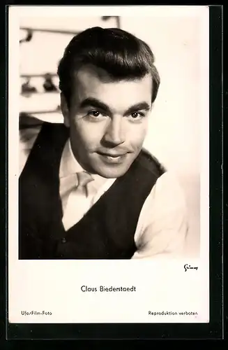 AK Schauspieler Claus Biederstaedt schmunzelnd in die Kamera