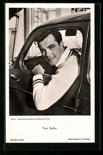 AK Schauspieler Toni Sailer in einem Auto