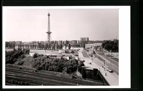 AK Berlin-Charlottenburg, Blick auf den Funkturm über die Gleise