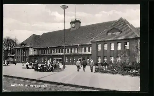 AK Wanne-Eickel, Passanten vor dem Hauptbahnhof