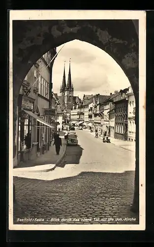 AK Saalfeld /Saale, Blick durch das obere Tor auf die Johannes-Kirche