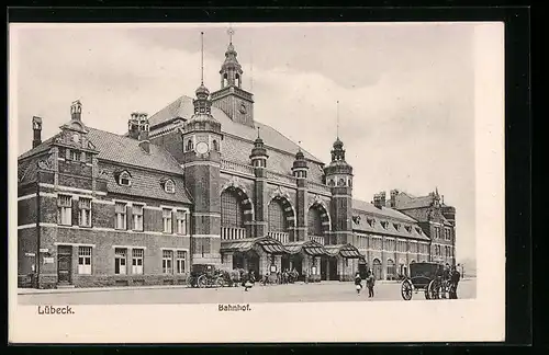 AK Lübeck, Bahnhof mit Passanten und Kutsche