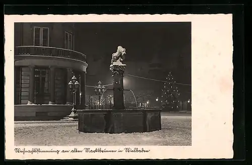 AK Wiesbaden, Weihnachtsstimmung am alten Marktbrunnen bei Nacht