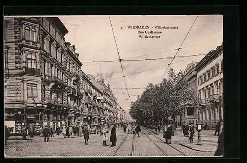 AK Wiesbaden, Wilhelmstrasse mit Passanten