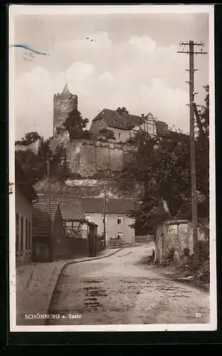 AK Schönburg a. Saale, Strassenpartie mit Burgruine