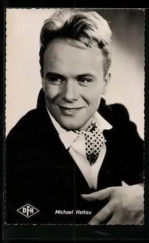 AK Schauspieler Michael Heltau mit blonder Mähne und sympathischen Lächeln