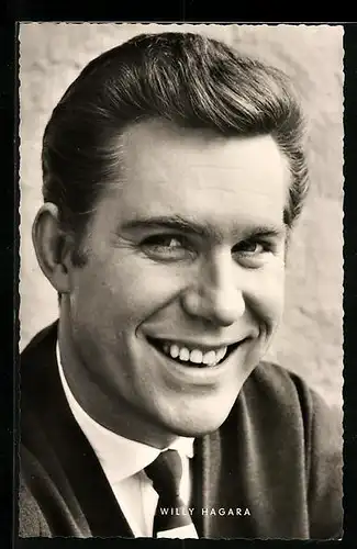 AK Schauspieler Willy Hagara mit Anzug und Krawatte