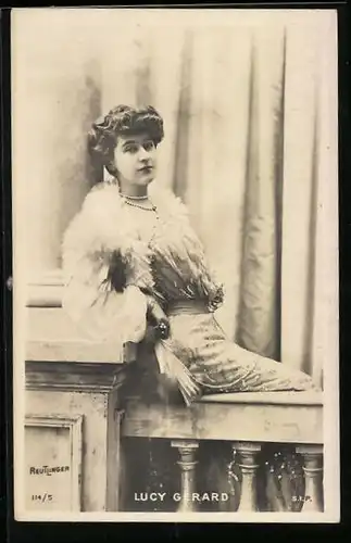 AK Schauspielerin Lucy Gerard mit Kleid und Perlenkette